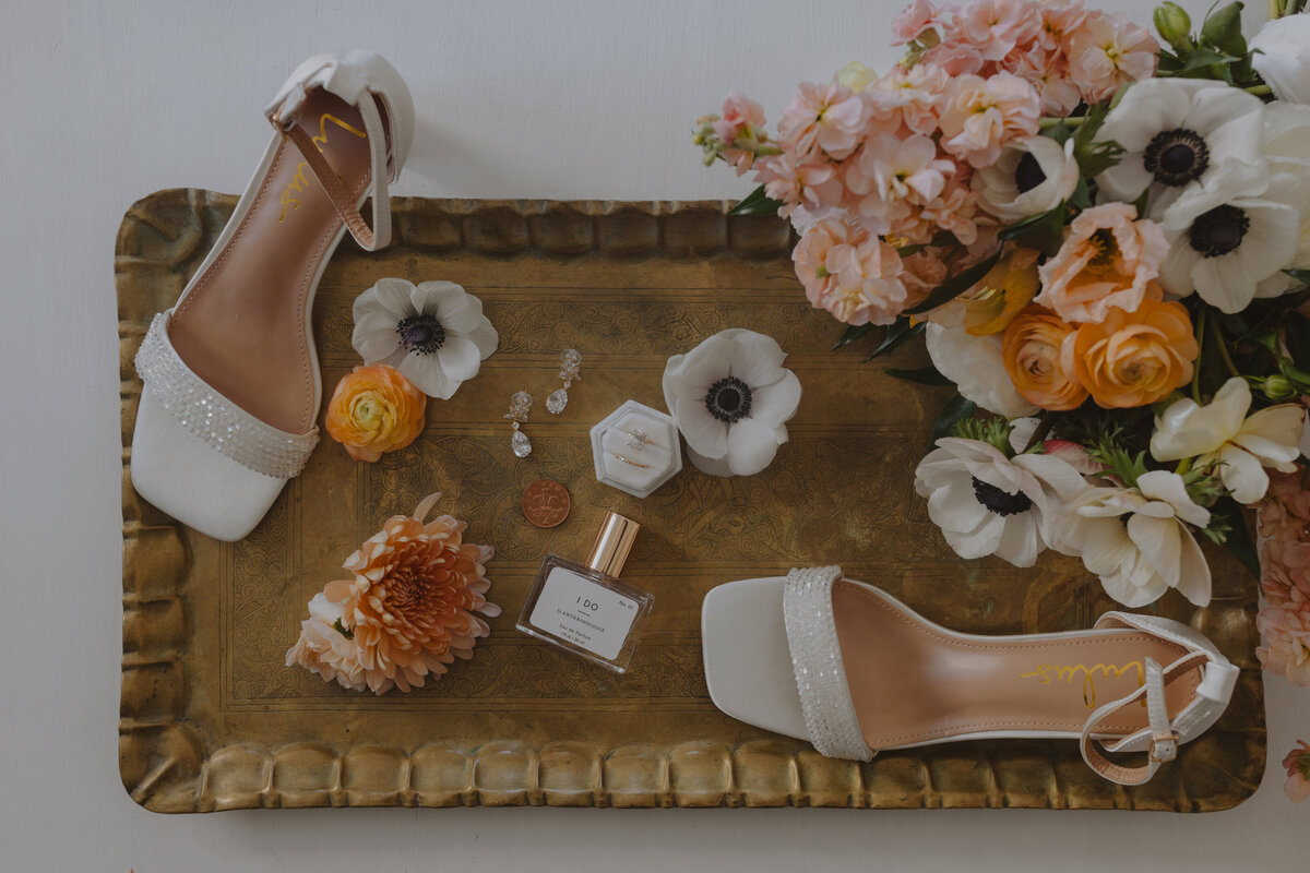 cottage-at-riverbend-spring-wedding-ally-will-getting-ready-15