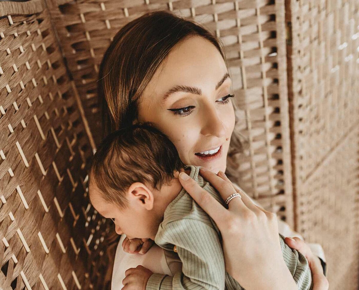 Ruua Hamdan Photography (Manchester/Altrincham, UK): A mother lovingly holds her baby, close to her face.