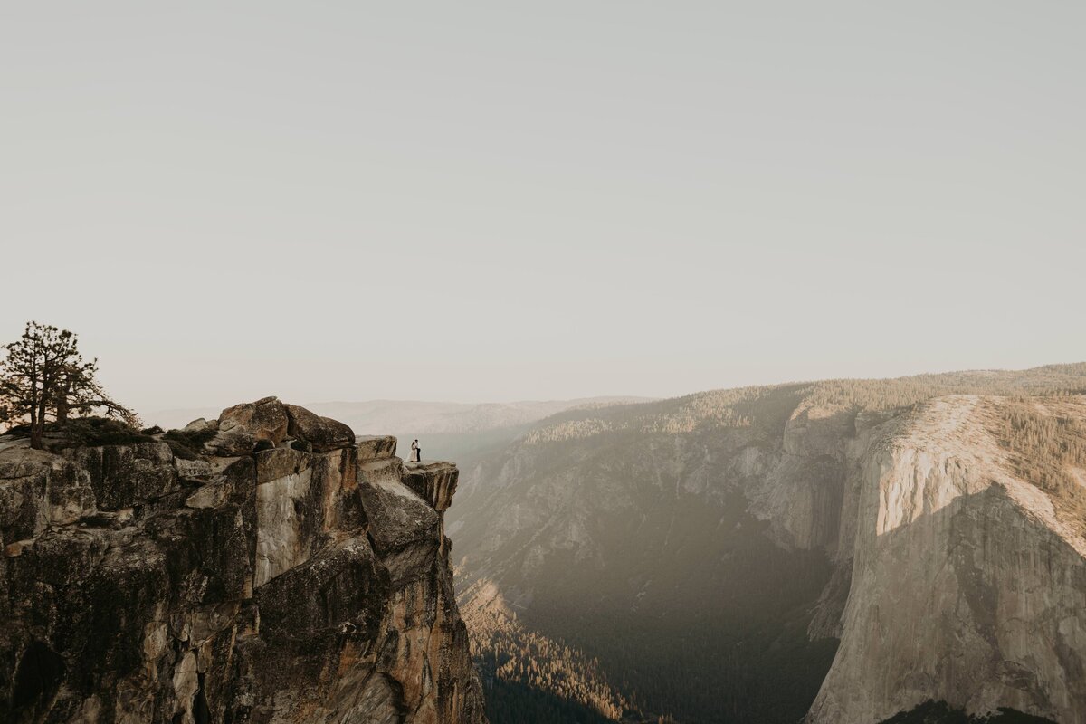 yosemite-national-park-elopement-california-destination-wedding-photography-taft-point-vow-ceremony-85