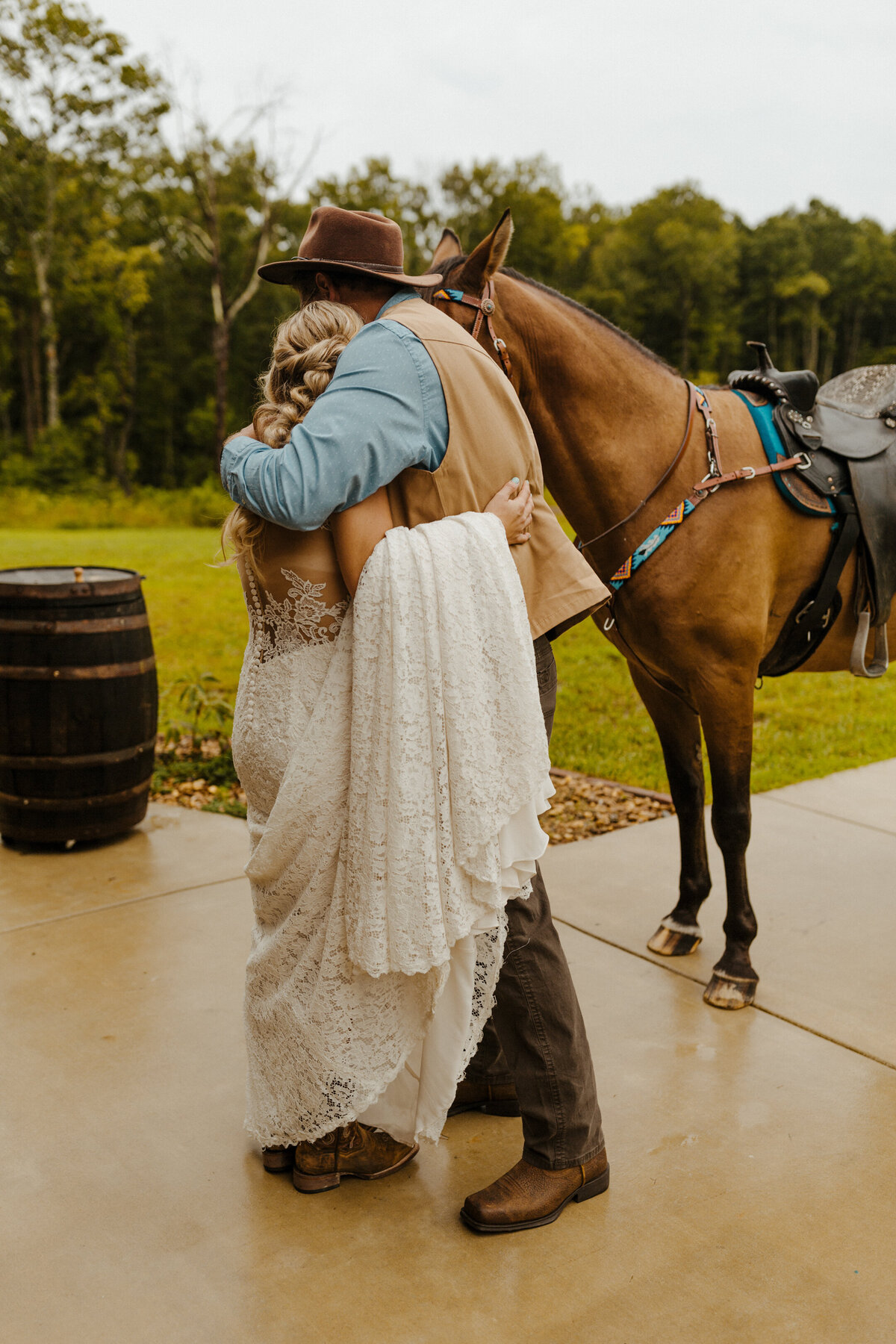 colorado-wedding-photographer-in-soddy-daisy-tennessee-at-mountain-heights-venue-near-nashville-horse-dog-lake-barn-111