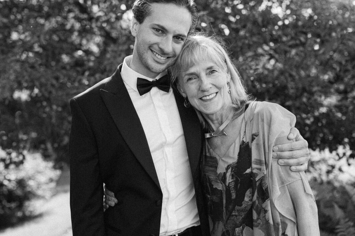 Portrait d'un fils avec sa maman, image en noir et blanc. 