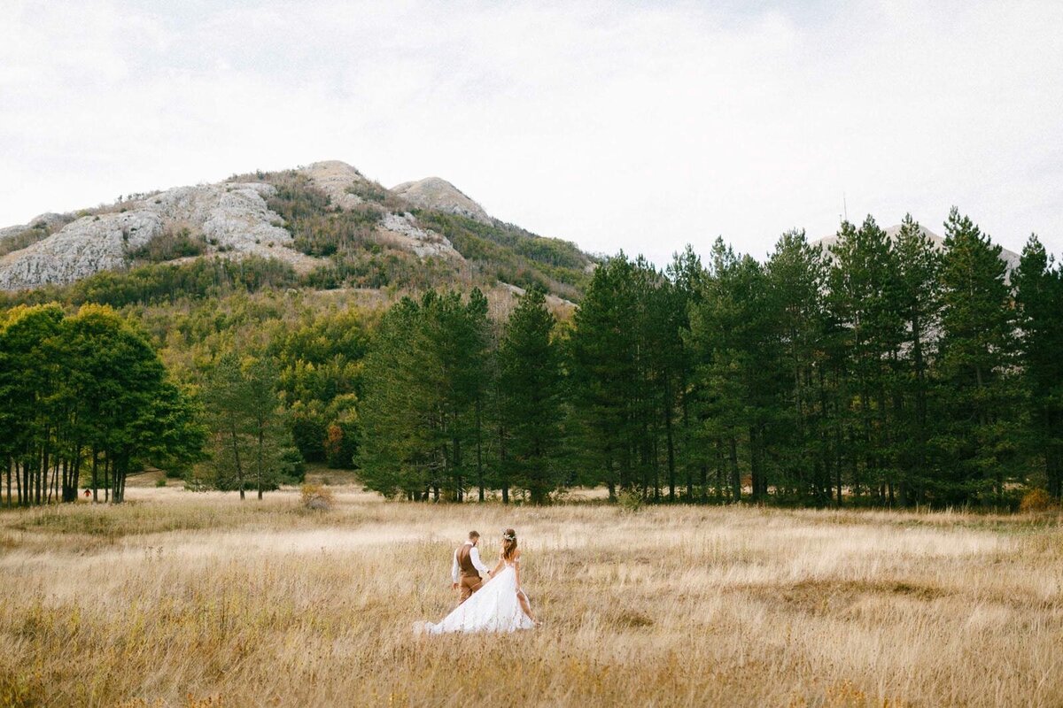 E8-Engagement-Photoshoot-In-the-mountains-with-horses-Ruslan-and-Kristina-2017-09-24-2500px-1045