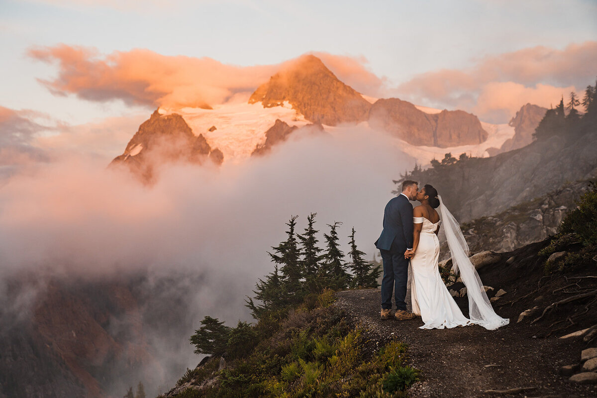 elopement-photographer-between-the-pine