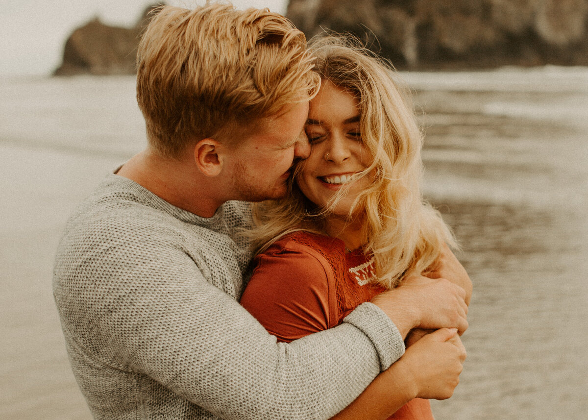 LukeLambertsonPhoto_www.lukelambertson.co_Oregon_Coast_Cannon_Beach_Adventure_Couples_Session_-31