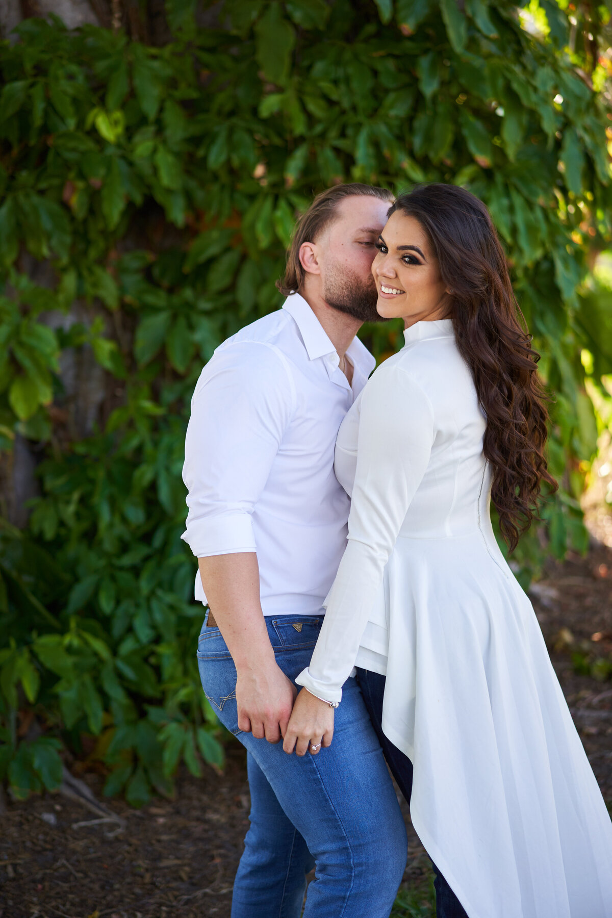 romantic-couples-portrait-garden-kiss