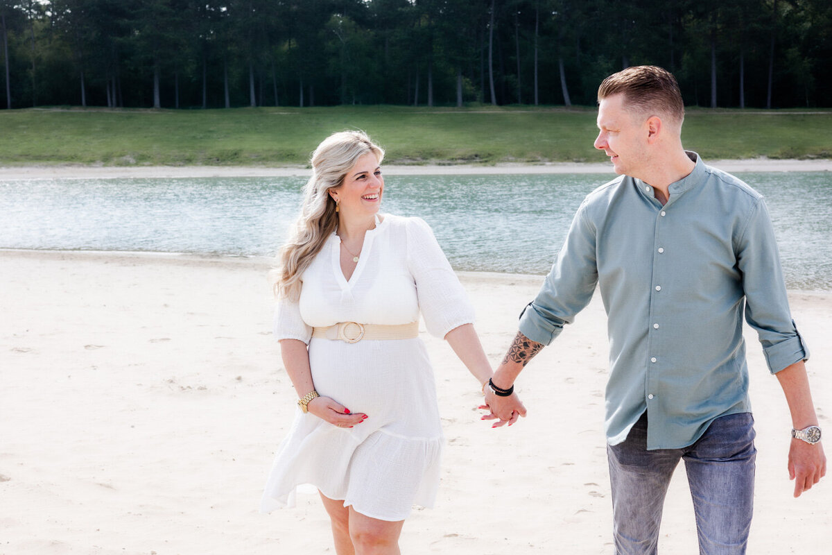 Zwangerschapsshoot op het strand