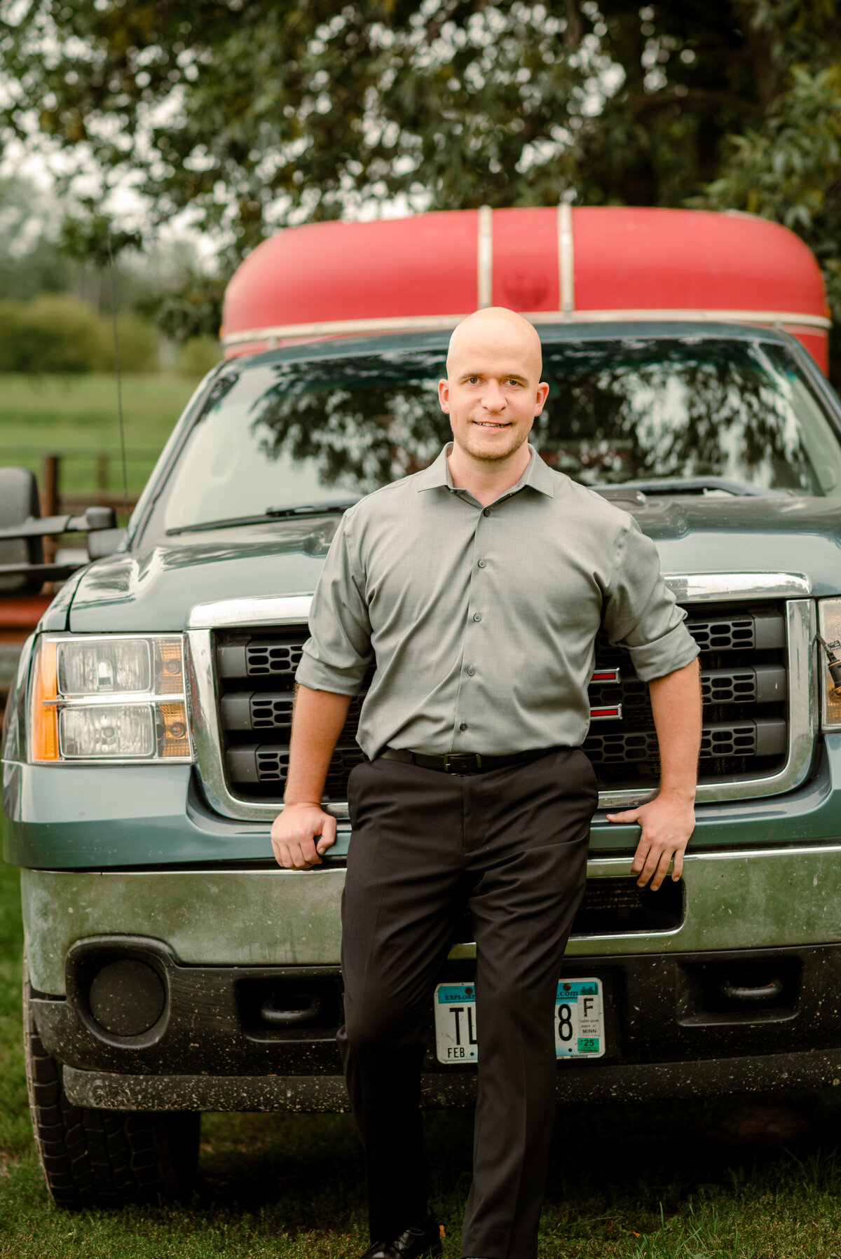 Achieve online dating success with lifestyle portraits taken in St. Paul. High-quality, professional images that resonate with your unique personality.