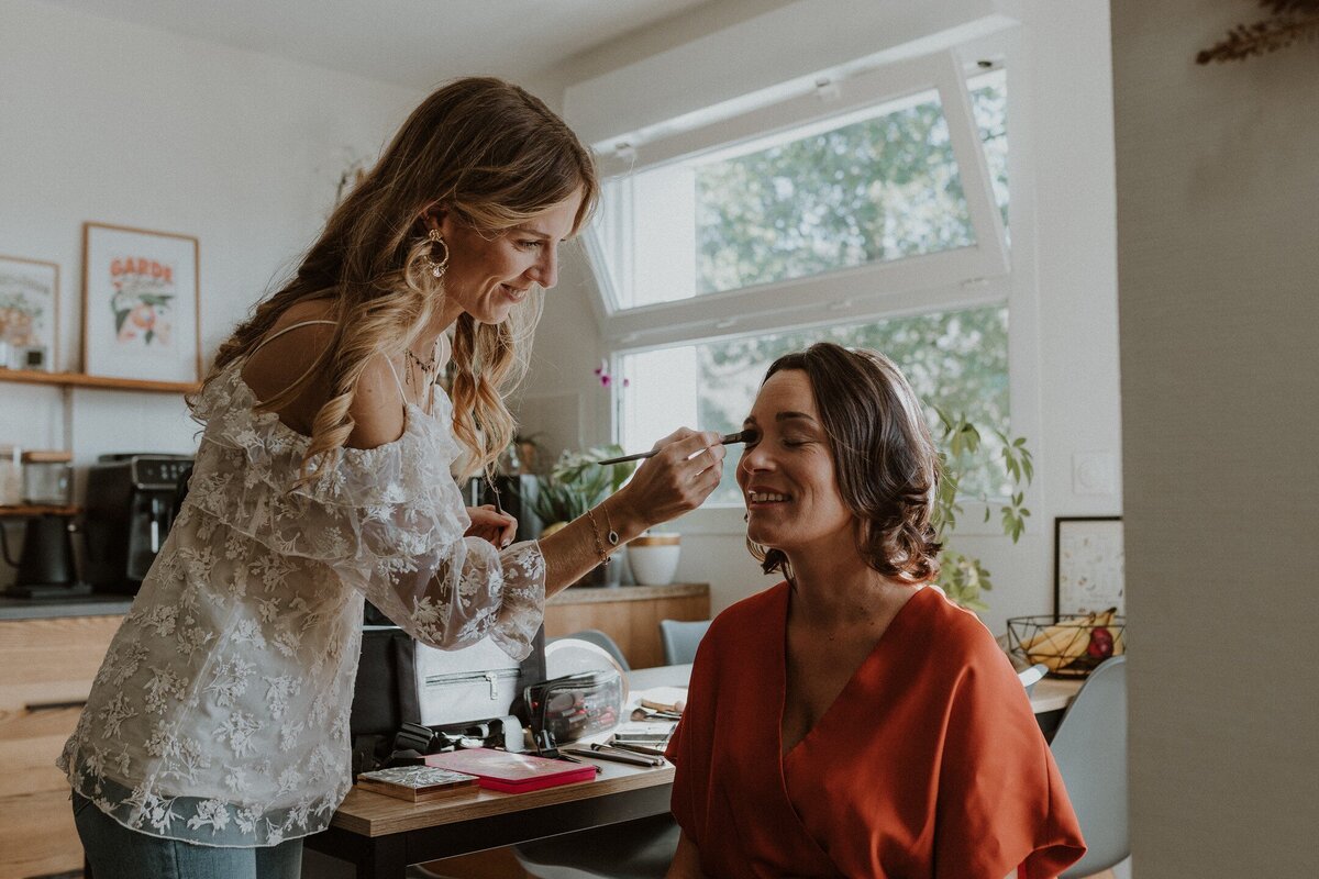 Image de marque ASMakeupAndHair qui maquille l'une de ses clientes