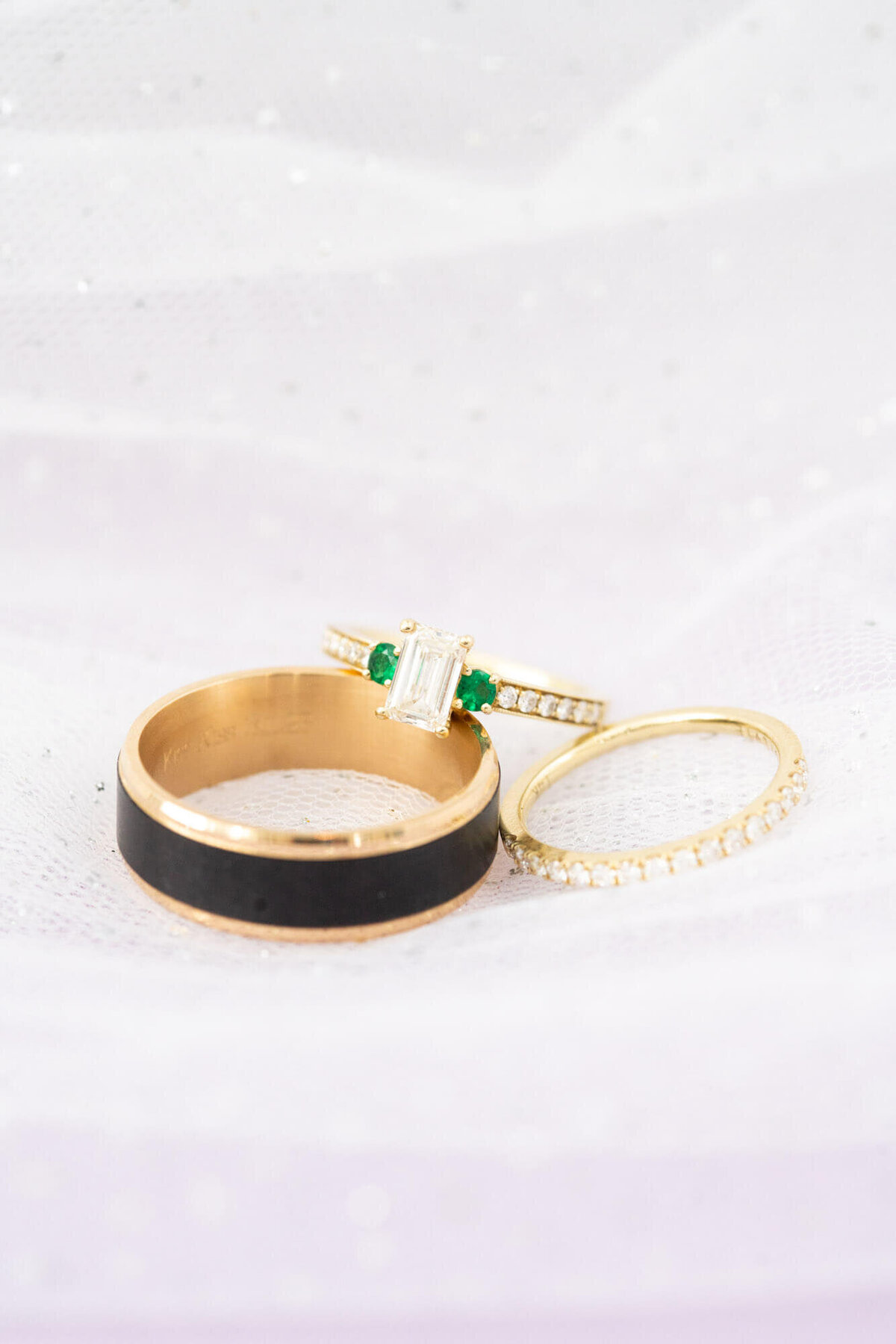 rings-emerald-engagement-black-and-gold