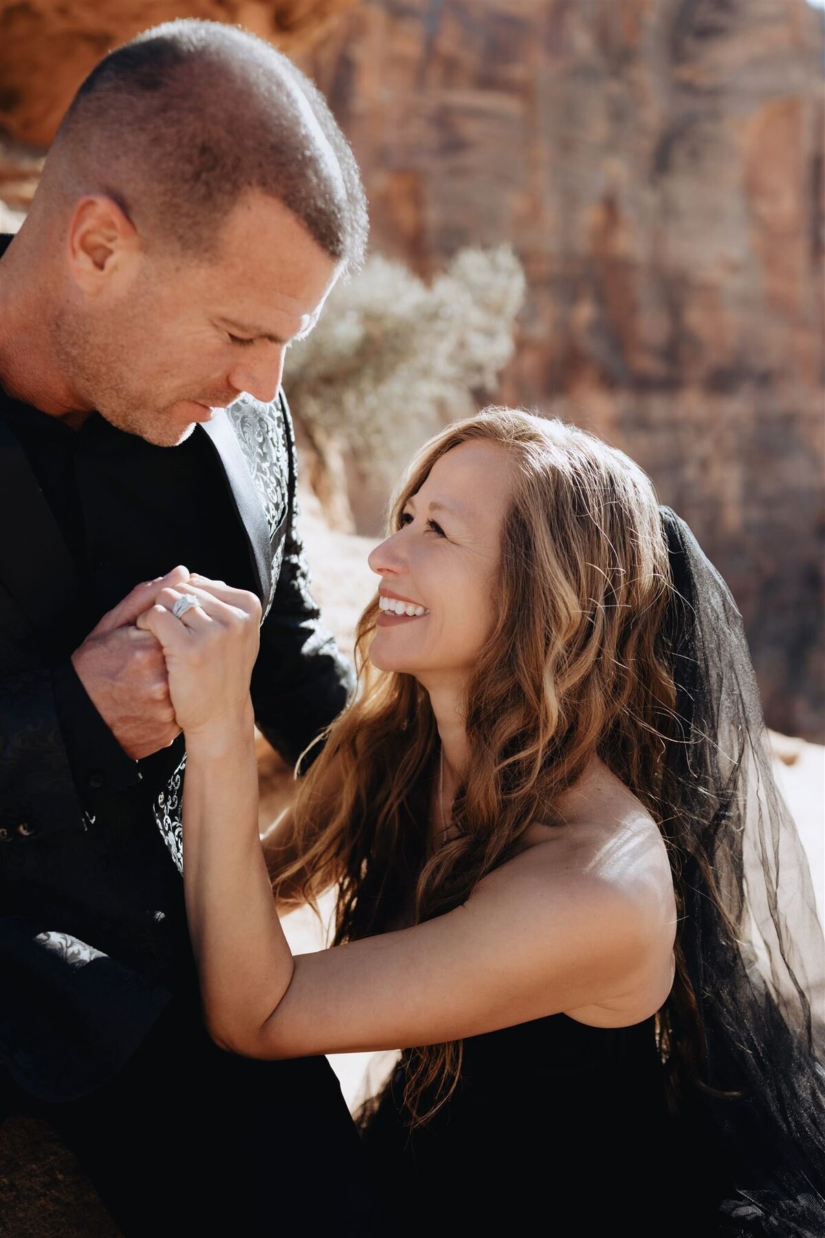 Zion-Elopement-overlook_Becca Photo-143_websize