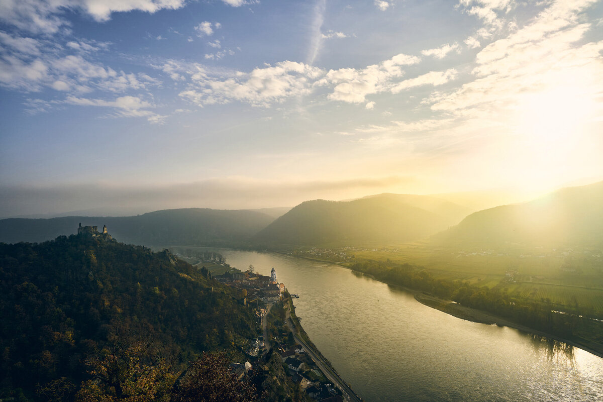 Morgenlicht über Dürnstein in der Wachau – Donaufluss und Ruine Dürnstein im goldenen Herbstlicht, fotografiert von Fotograf Atelier Schulte – professionelle Landschaftsaufnahmen aus Niederösterreich.