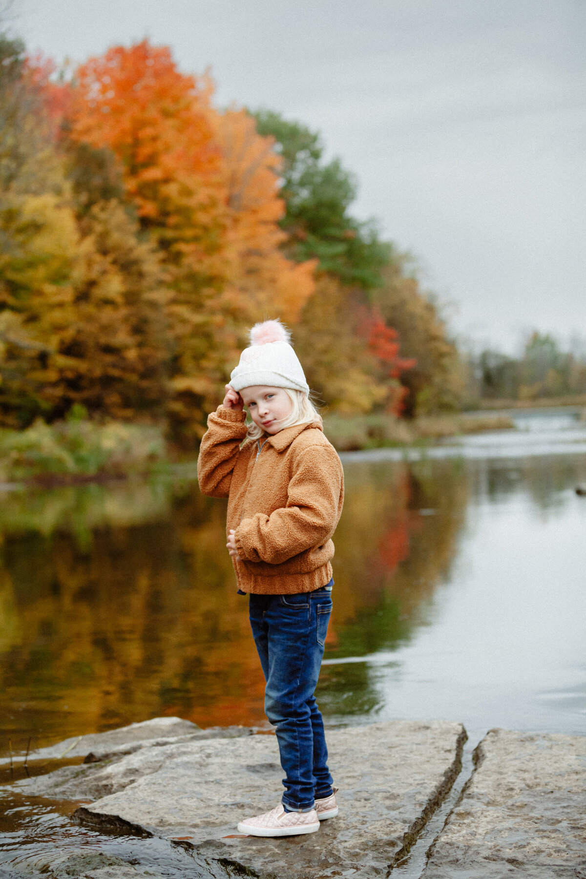 fall_lifestyle_family_portraits_by_the_river_in_russell-2