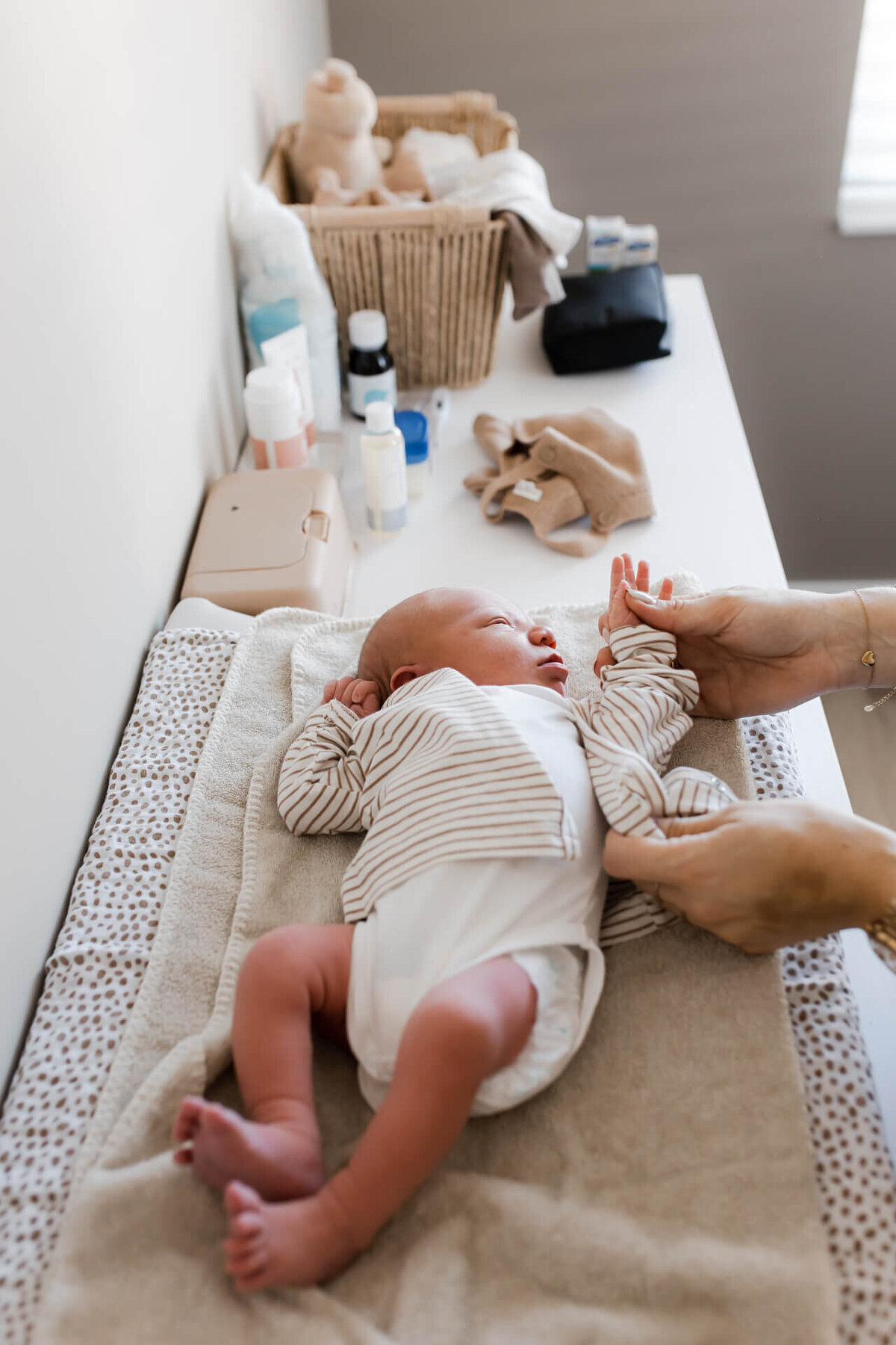 Kraamreportage baby ligt op aankleedkussen