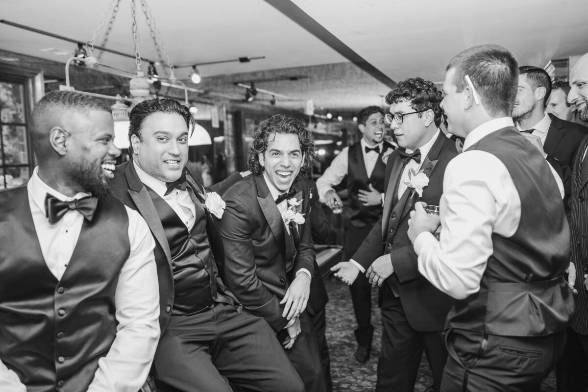 candid-photo-of-groomsmen
