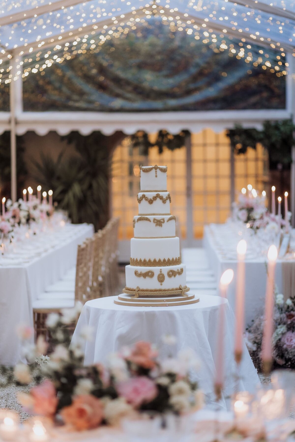 Whote-gold-wedding-cake-France