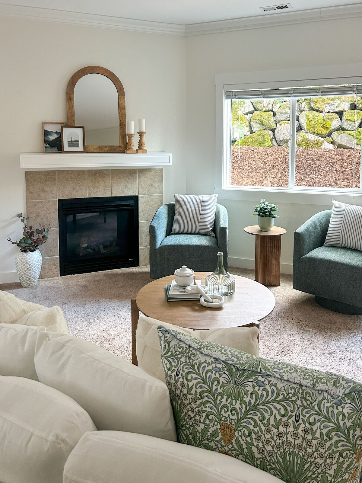 occupied-home-staging-bothwell-condo-living-room-modernmollusk-3