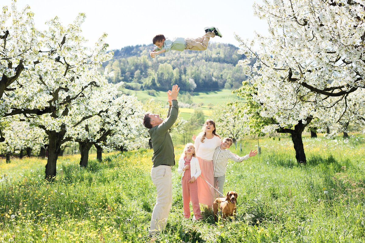 Familienshooting-Familienfotos-Aargau-Zuerich-Frühling-Fricktal-Kirschblüte-36