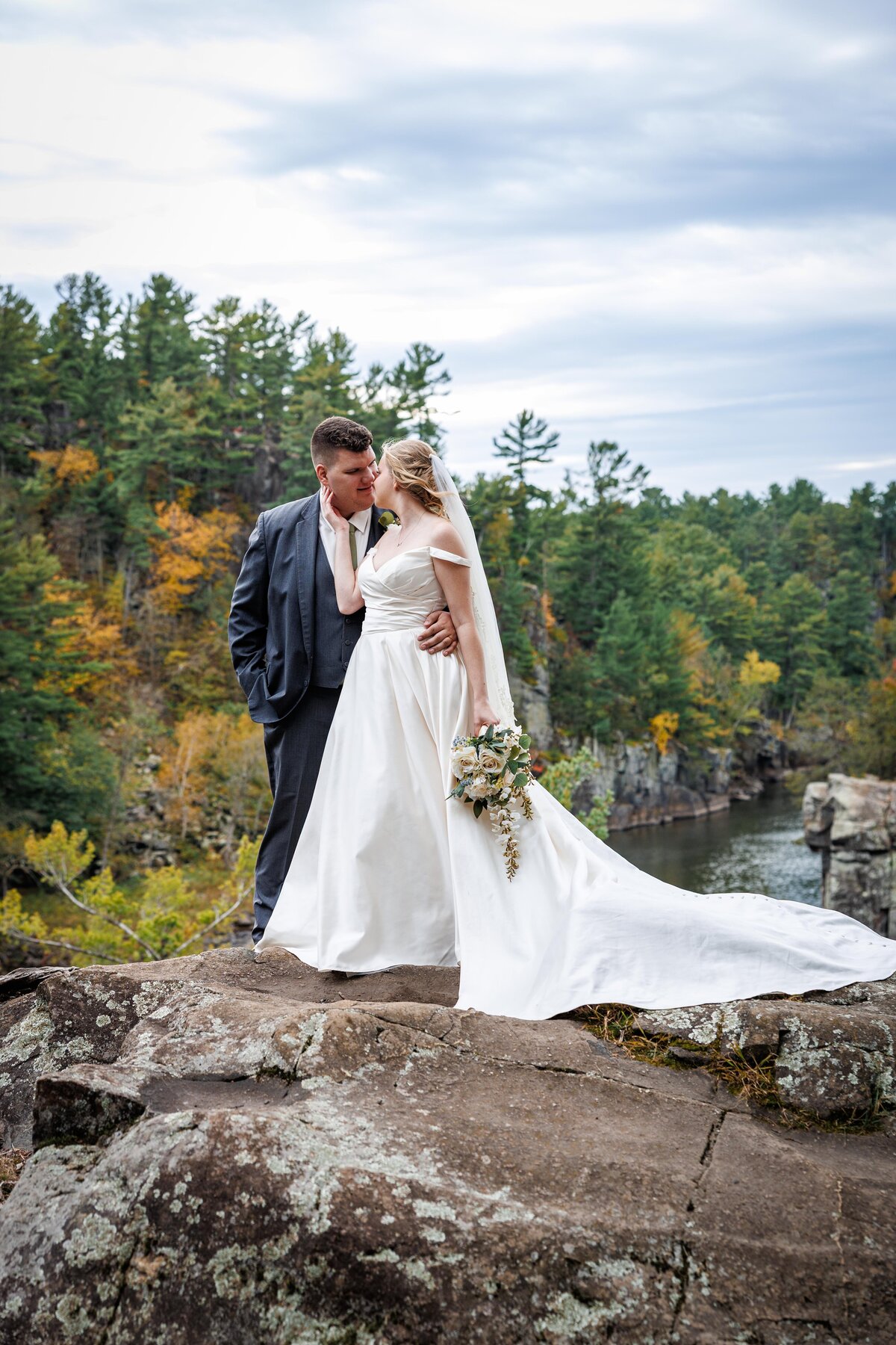 28-RaeganLiam-Wedding-Photographer-St-Cloud-Brainerd-MN-MindiJenningsPhotography