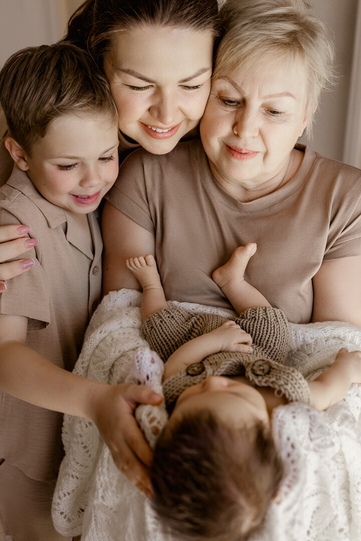 las-vegas-newborn-family-mom-grandma