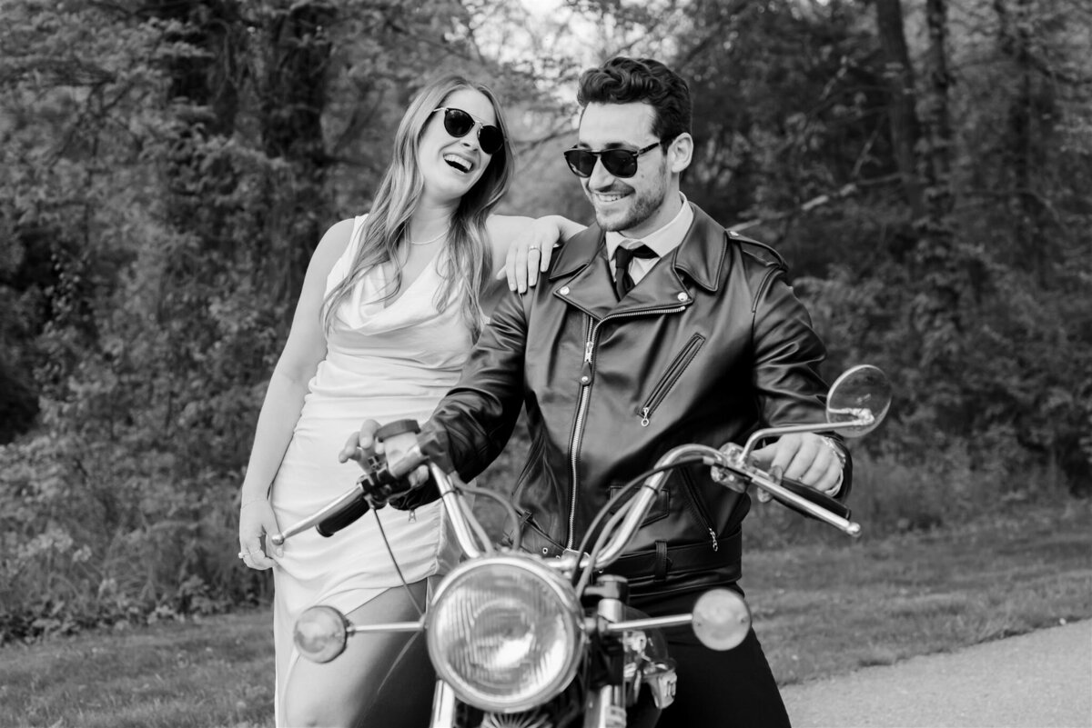 MICHIGAN-WEDDING-PHOTOGRAPHER-KENSINGTON-METROPARK-ENGAGEMENT-SESSION-CAPTURED-BY-KELSEY-DF-78_websize