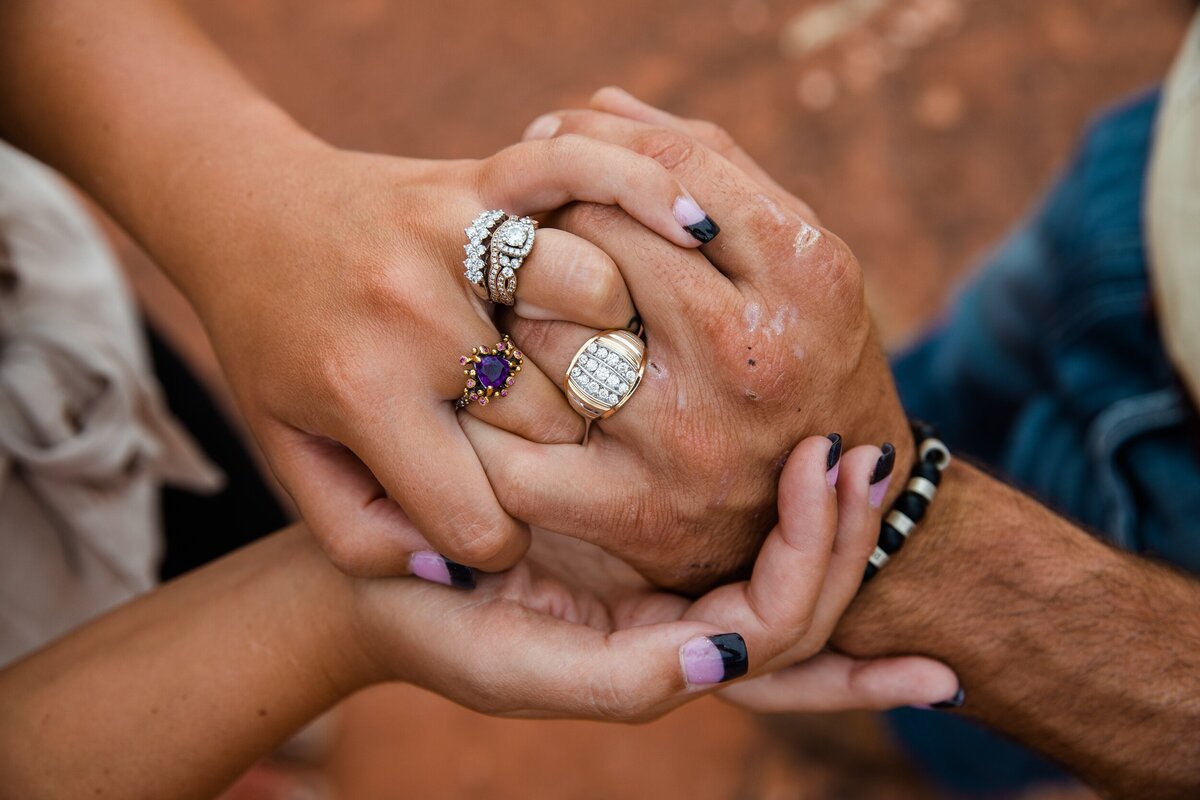 Bell_Rock_Sedona_AZ_Danielle_Holman_Couples_Photography__0006