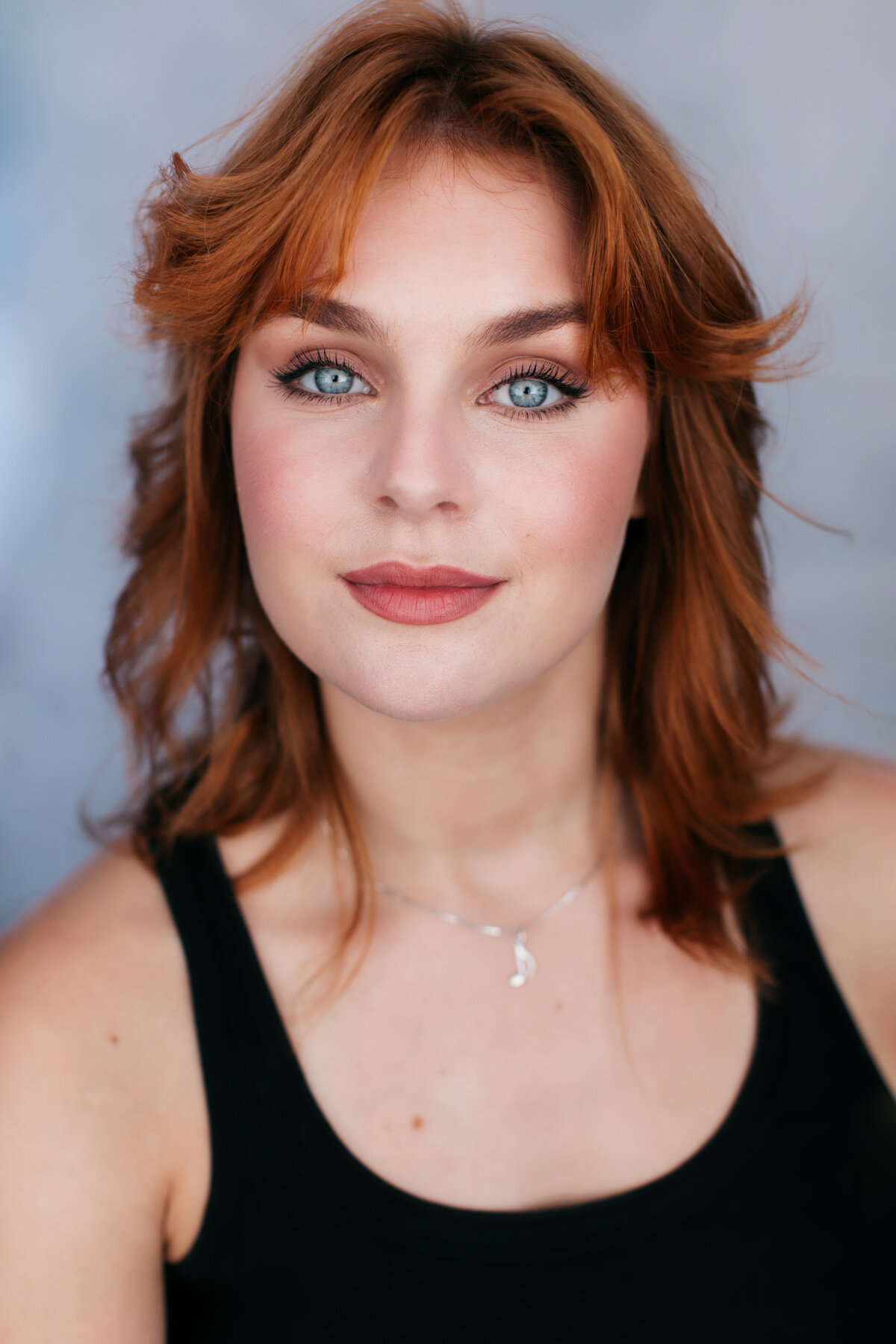 Castingfoto van Lieke Vrugteman. Vrouw met rood haar en zwarte tanktop.