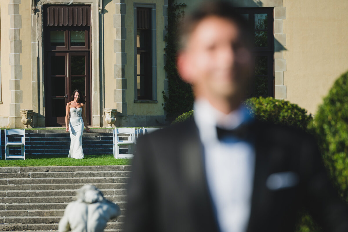 groom waiting for the first look at Oheka Castle