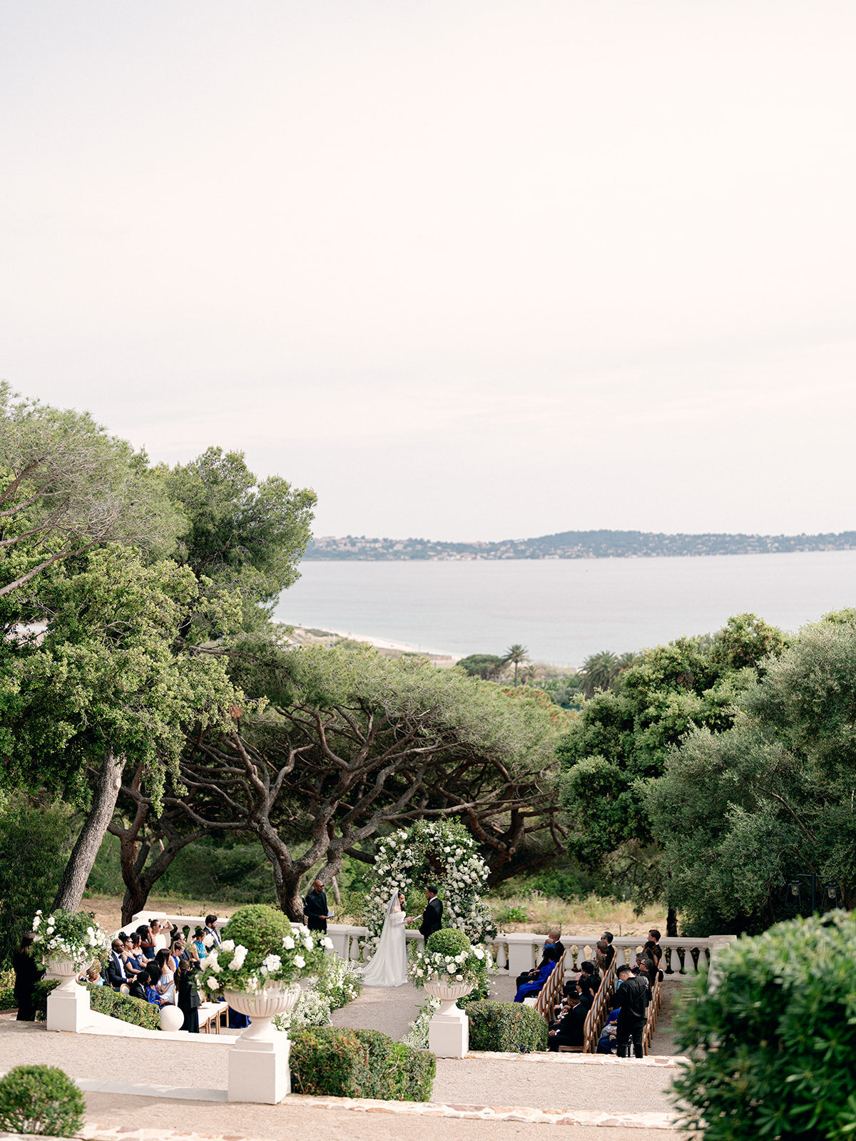 24-intimate-destination-wedding-french-riviera-with-white-flowers
