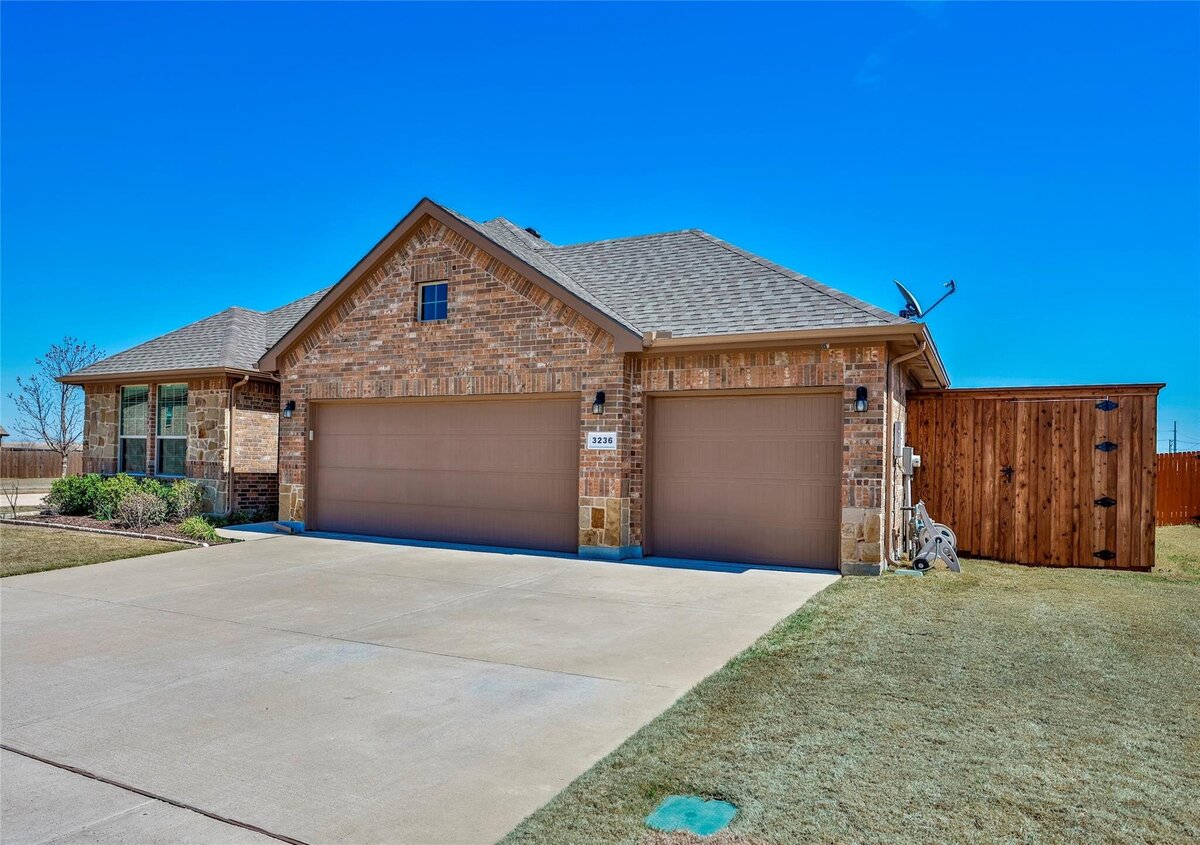 Krum Texas homes with 3 car garage