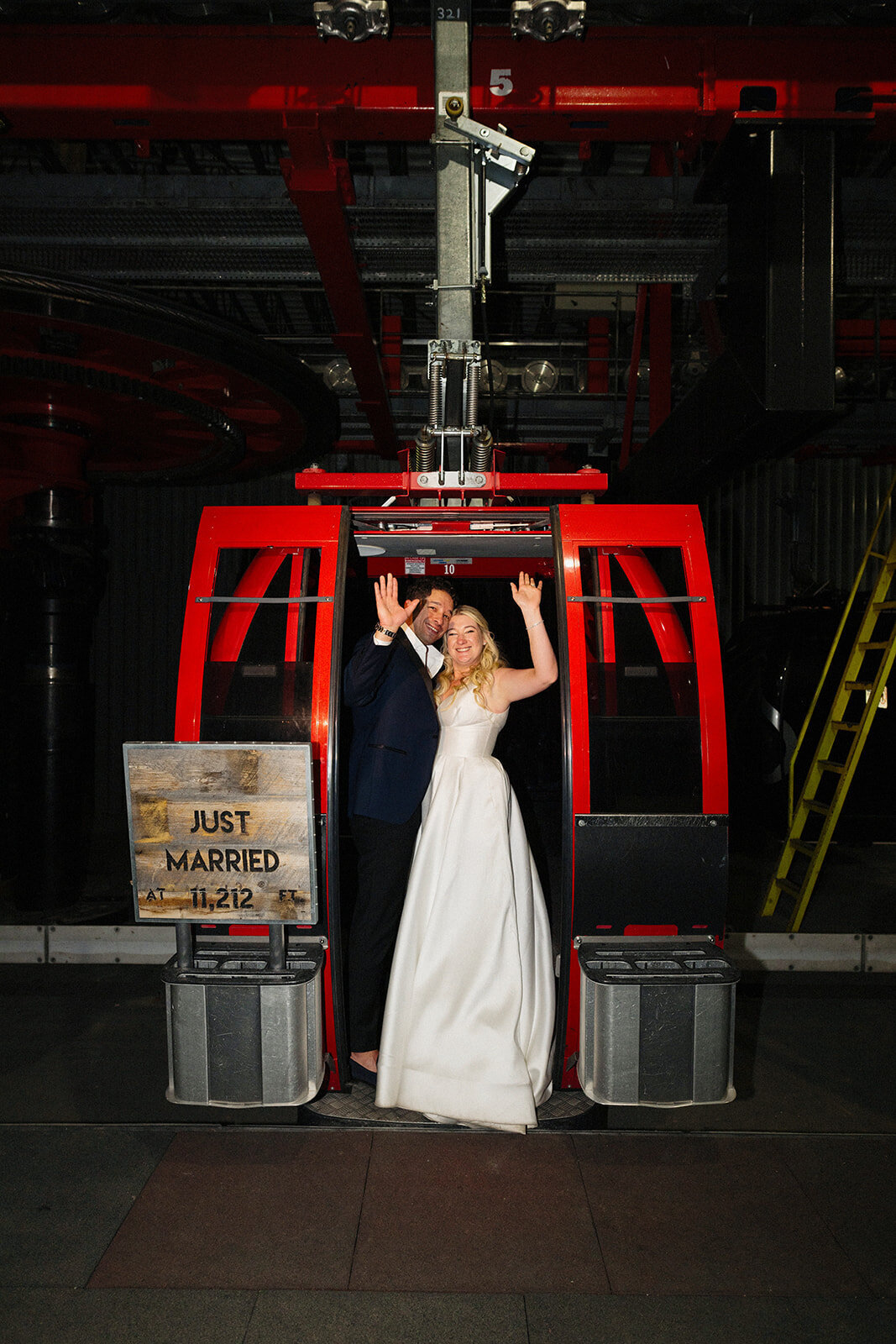 gondola-kiss-departing-aspen-HBICWeddings