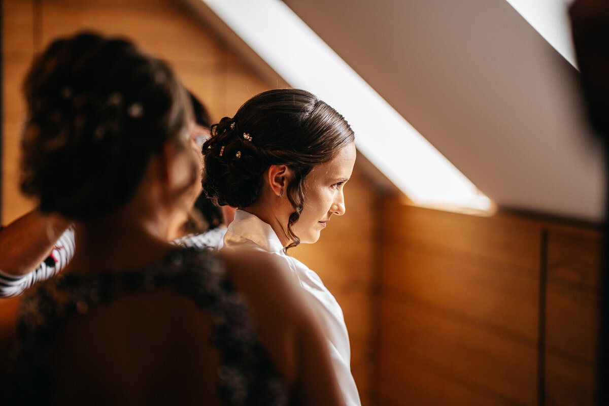 svatba držovická stodola přípravy nevěsty