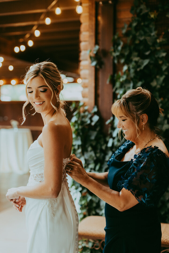 seodna wedding photographer captures getting ready moments of bride with mom