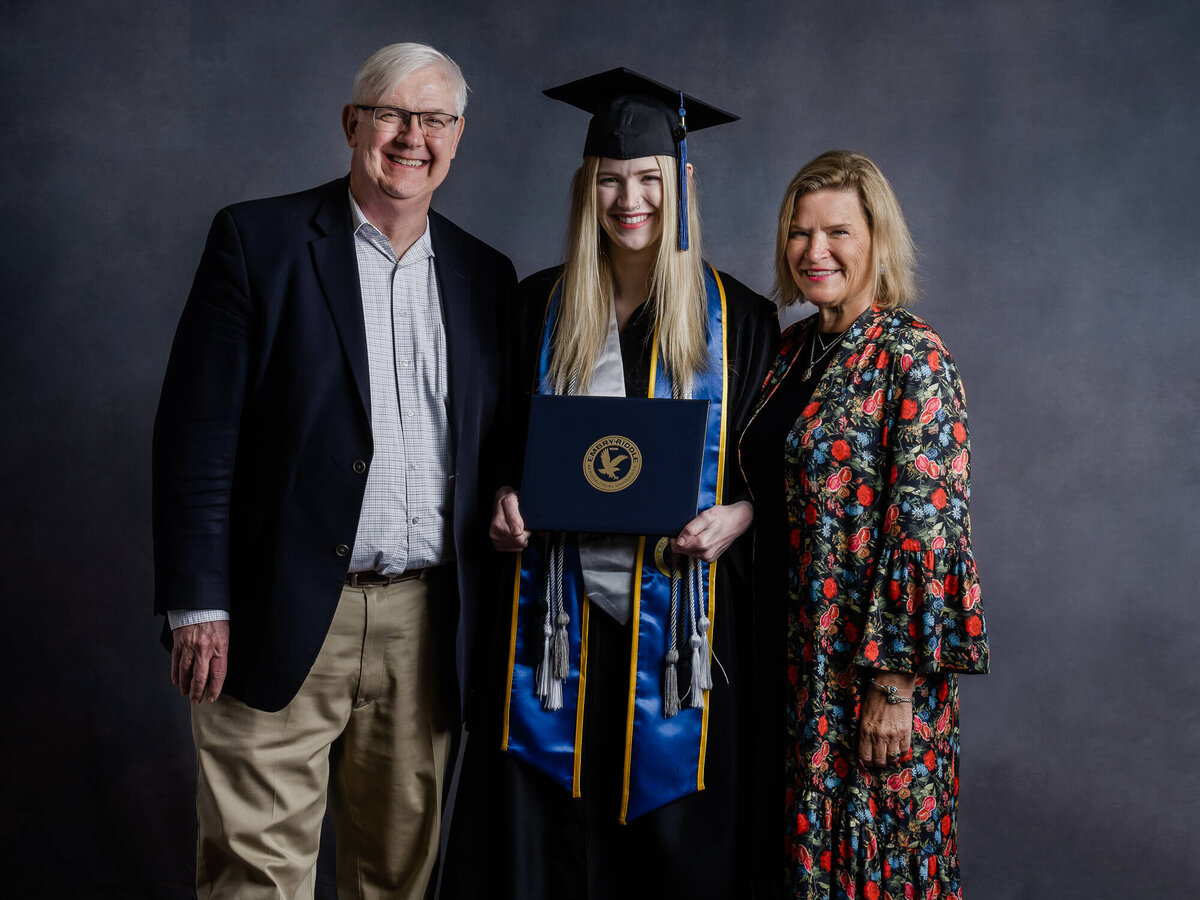 Girl poses with parents in Prescott family photos