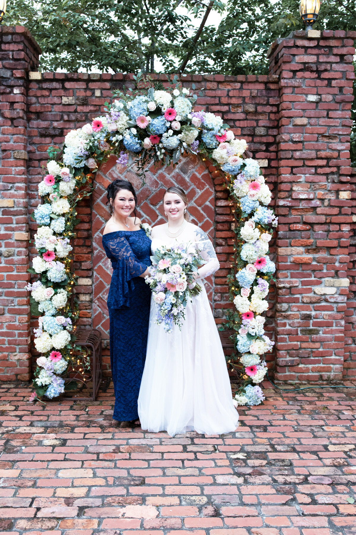 Carl-House-Wedding-Bride-and-Mother-Flower-Arch
