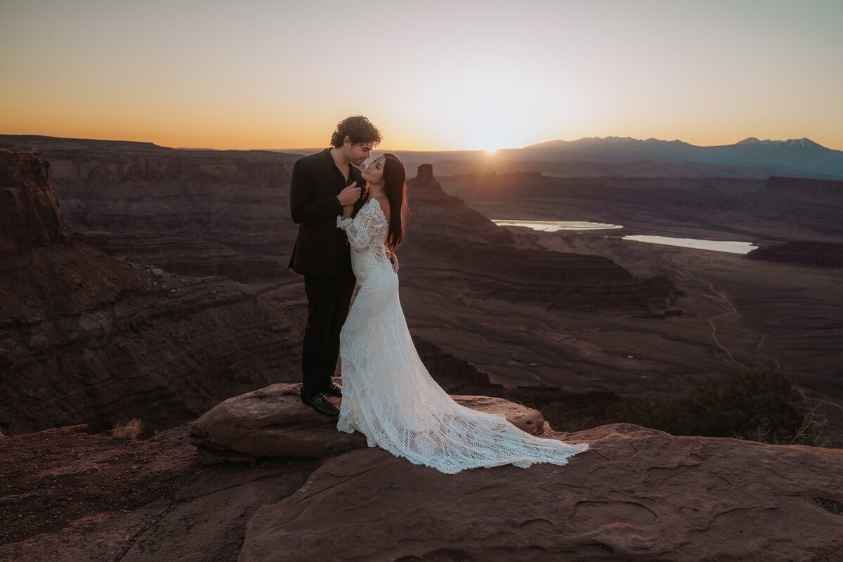 bride and groom sunrise photo in Utah