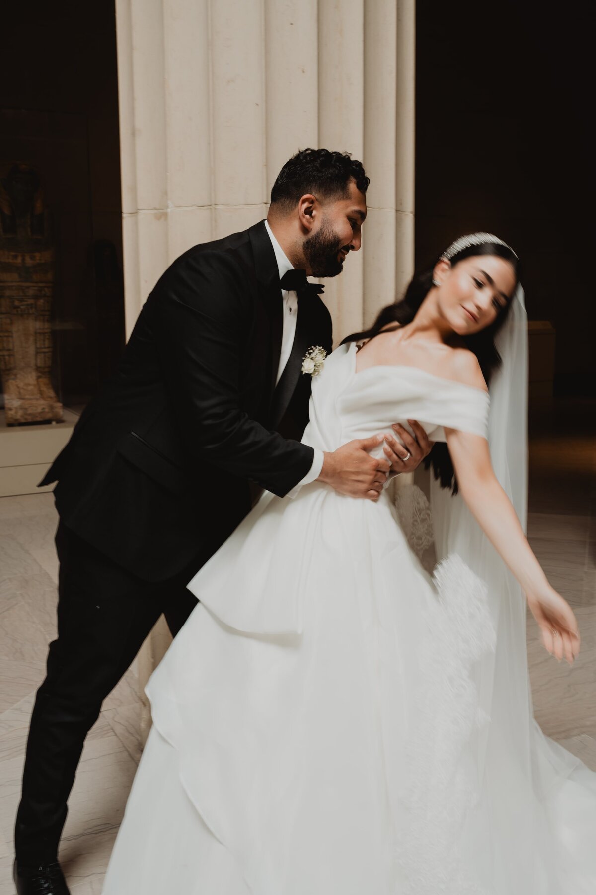 artistic-toldeo-museum-wedding-photos