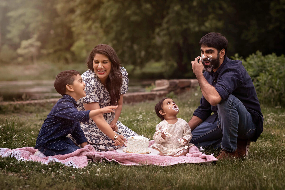 NJ cake smash photographer captures family laughing together