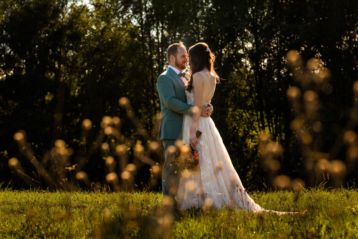 romantische foto bruidspaar golden hour in veld