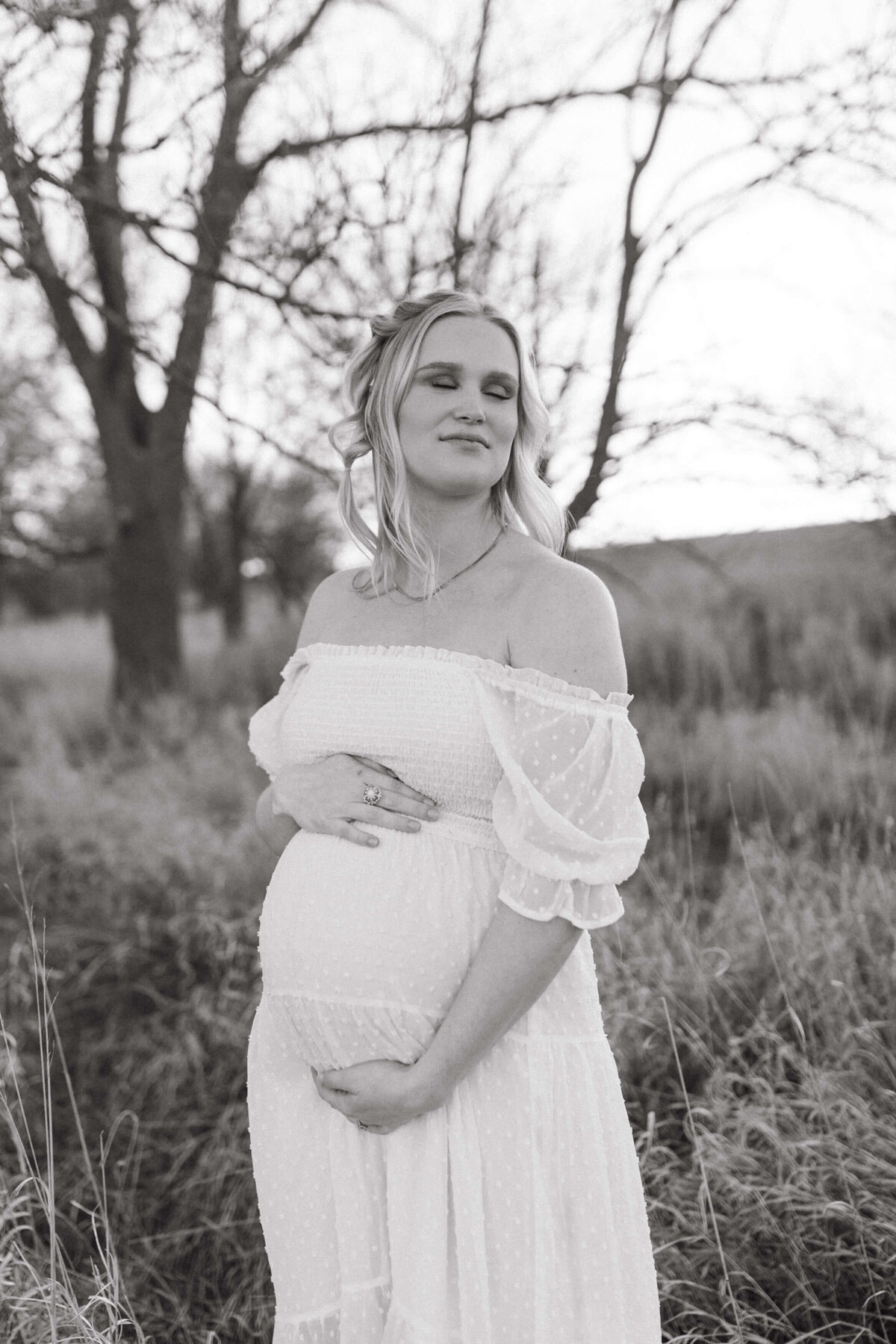 central-kansas-maternity-session-with-the-wandering-10
