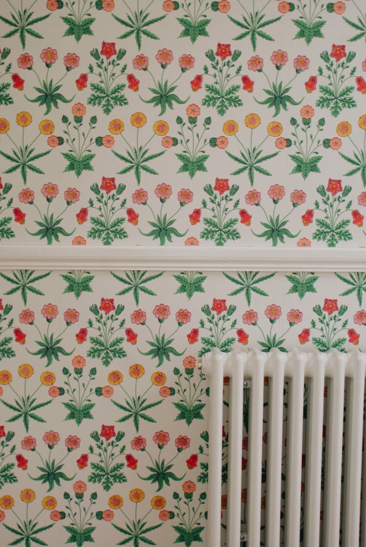 suffolk-pink-green-wallpaper-detail