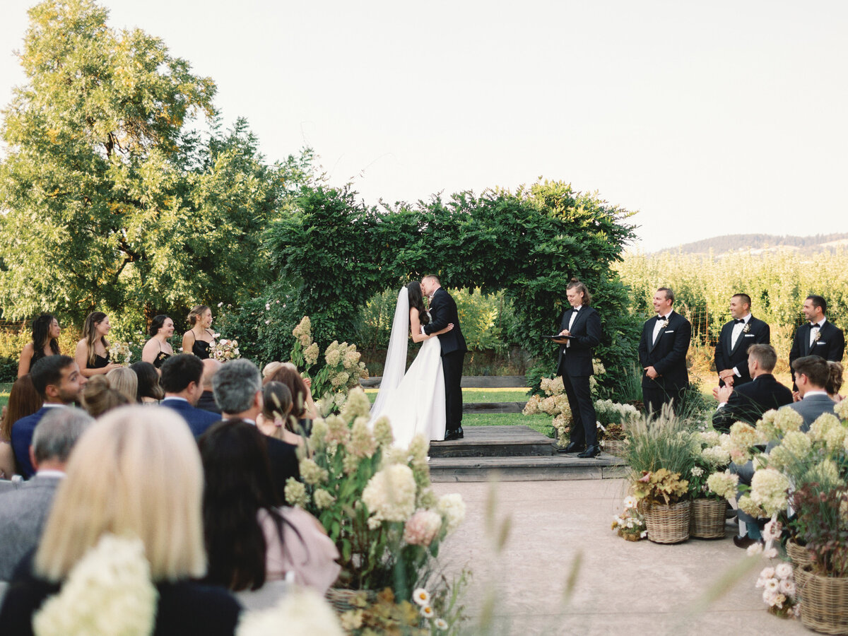tin-roof-barn-wedding-best-washington-photographers-the-tenneys-21