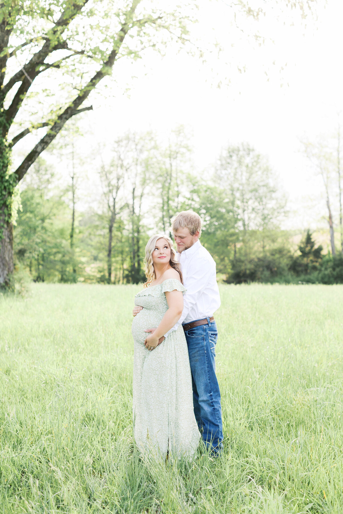 MATERNITY BUMP PHOTOS BY MORGAN WORLEY ON A FARM AT SUNSET IN KENTUCKY