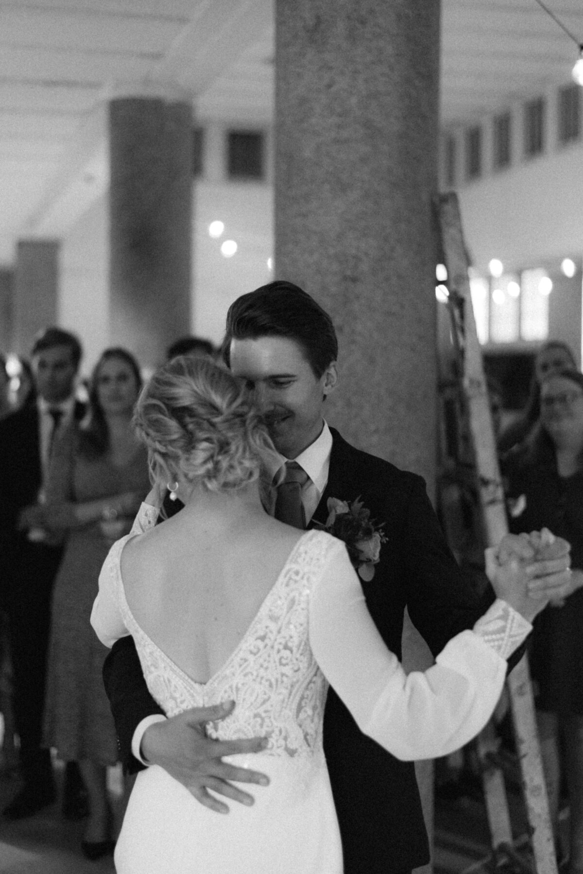 A documentary wedding  photo of  the first dance in Oitbacka gård captured by wedding photographer Hannika Gabrielsson in Finland
