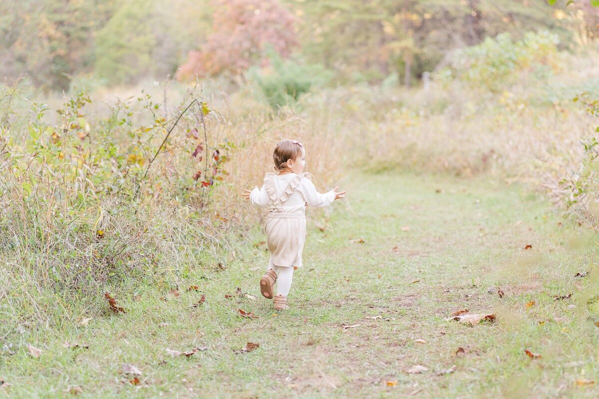 girl running taken by a family photographer in Fairfax, Virginia