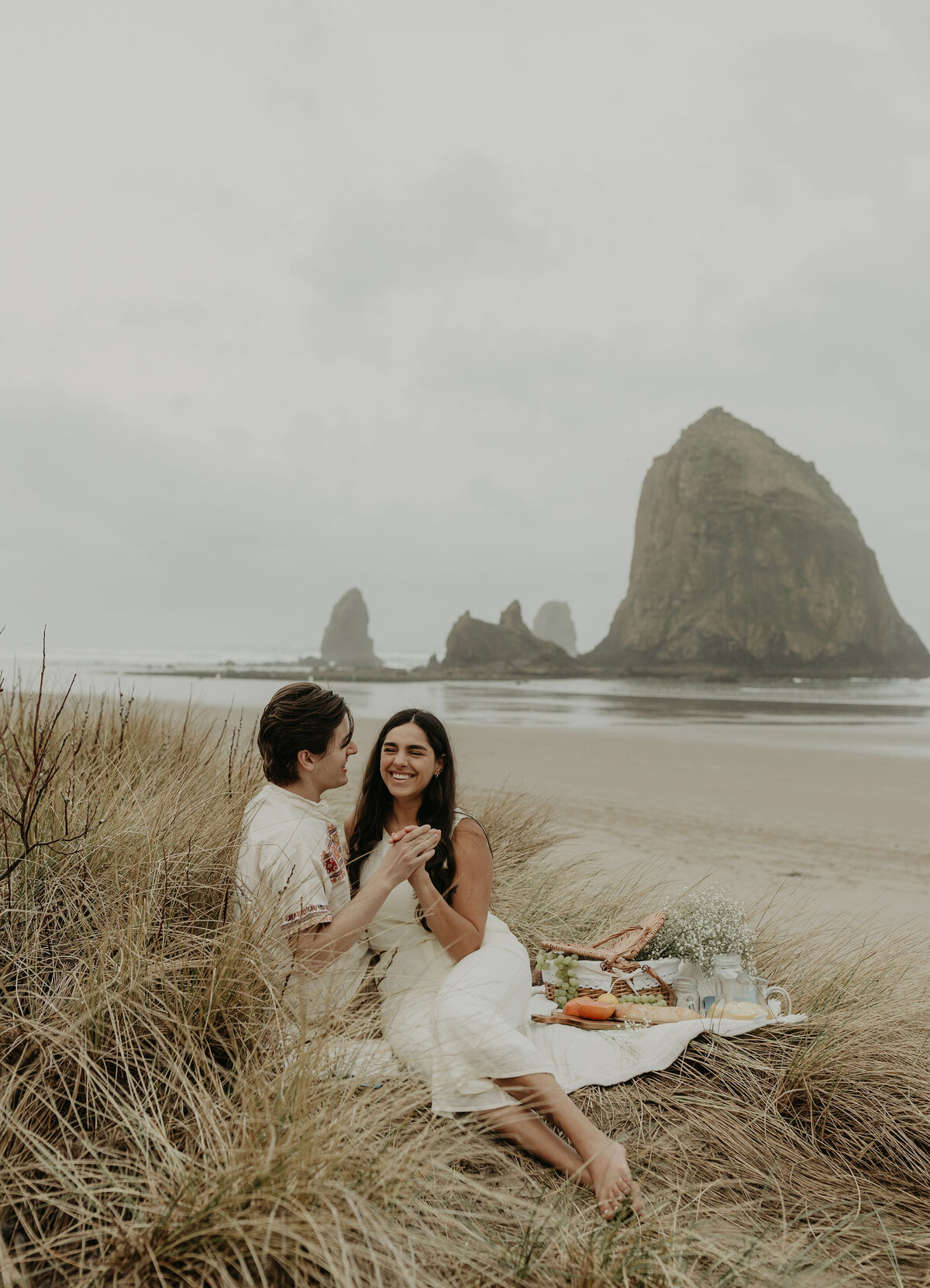 cannon-beach-couples_gracethaophotography-1