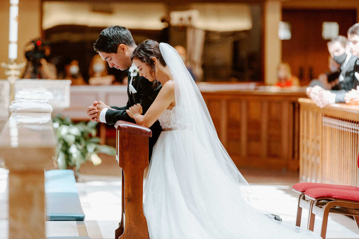 kara-loryn-photography-wedding-mass-with-kneeling-praying-couple