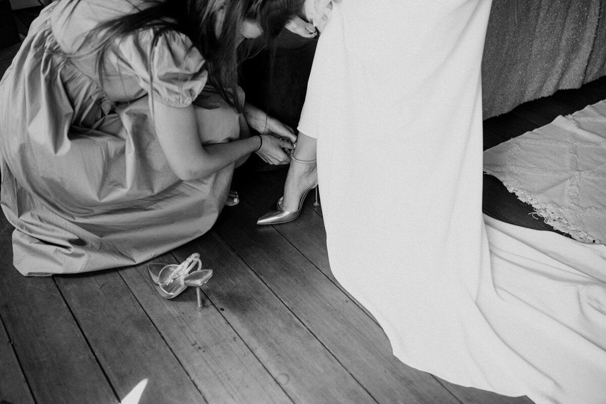 Herentals, salon weddings, moody, authentiek, alternatief trouwen,bruid, 2026, elopent, intiem, spontaan, tijdloos, trouwfotograaf, antwerpen - klaarmaken & first look-137