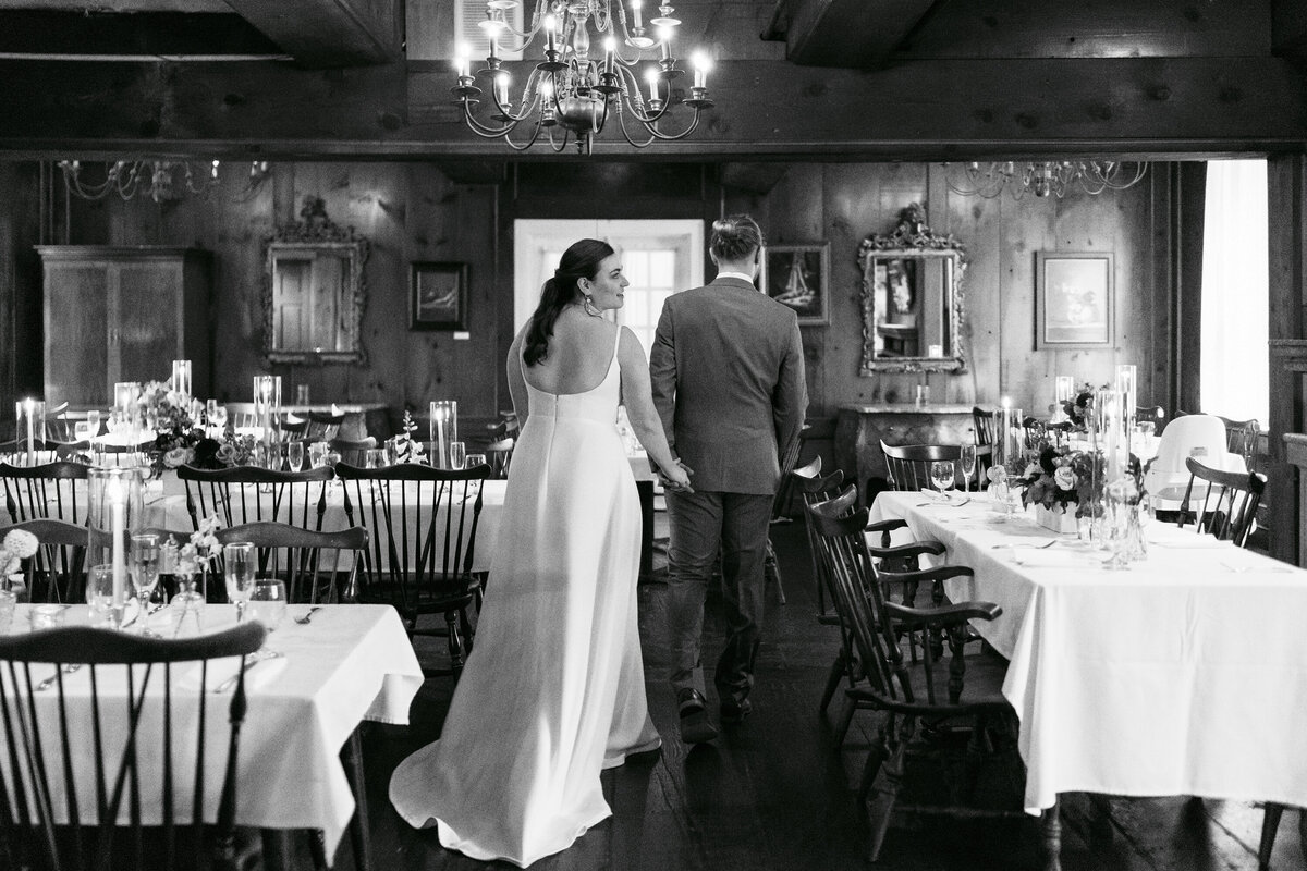 Rainy wedding day at outling lodge in stillwater minnesota  (4)