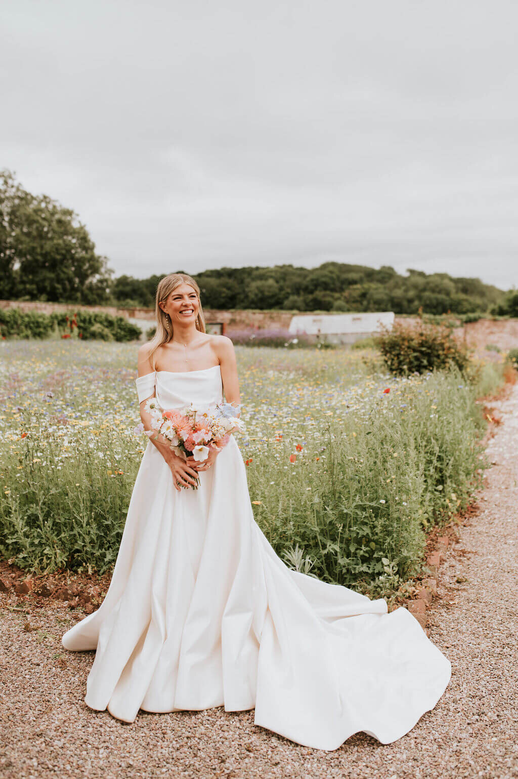 Issy-and-Bella-Floral-Design-Wedding-Florist-Herefordshire-Broadfield-Court-j&N90