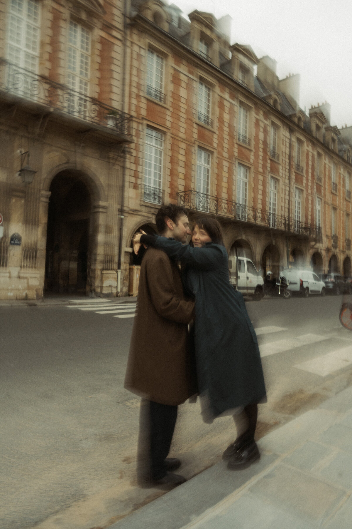 snowy-couples-photoshoot-place-des-voges-paris-17
